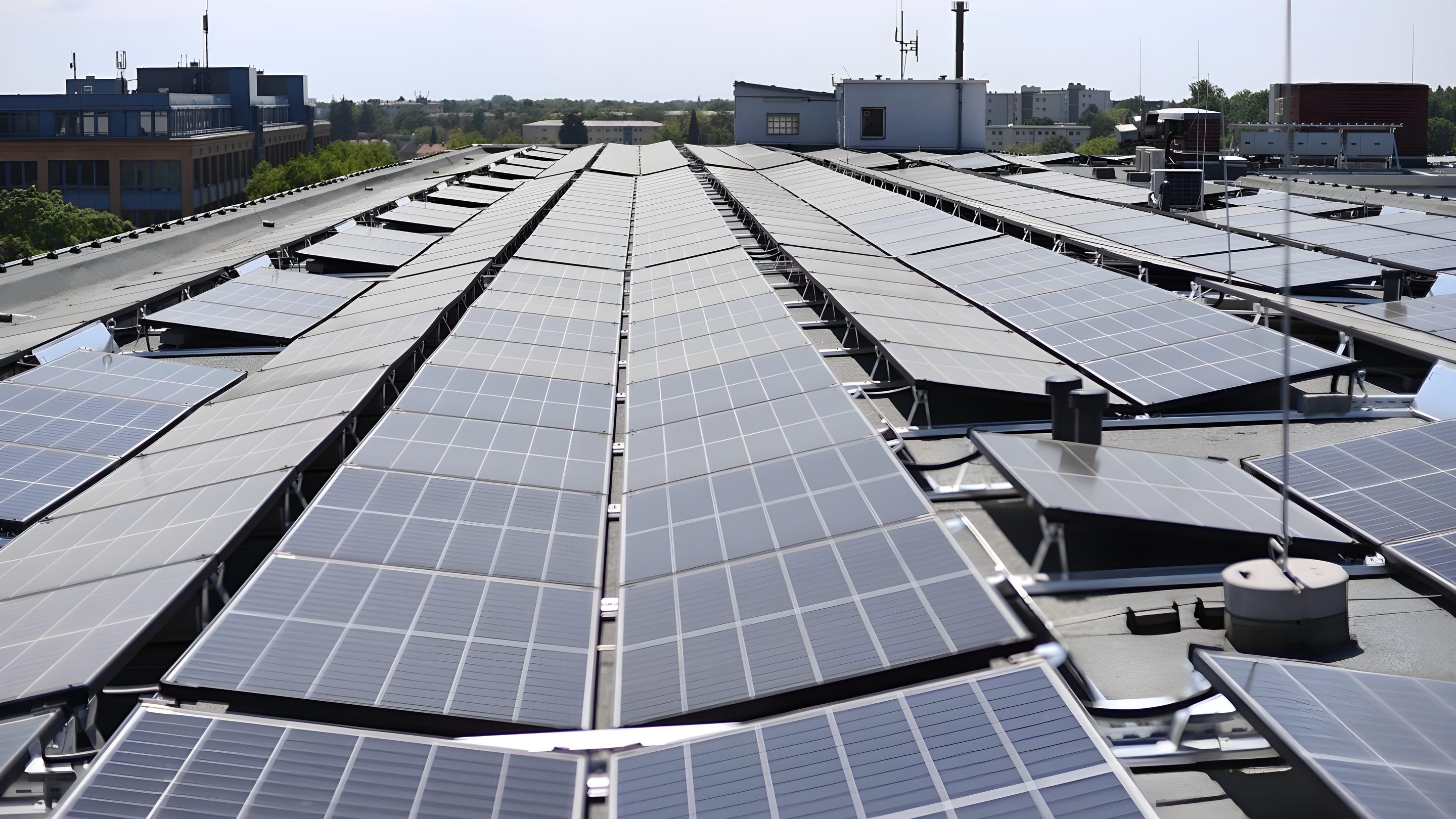 Photovoltaik-Module in langen Reihen auf einem Dach